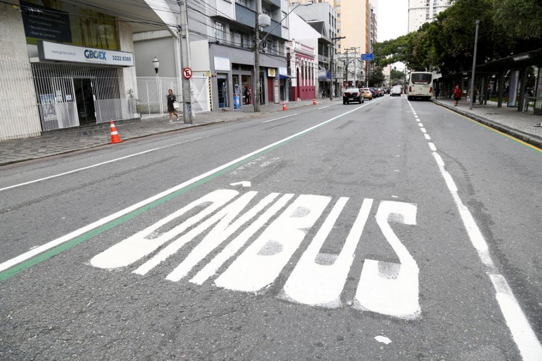 Funcionários da prefeitura finalizaram a pintura das faixas para a implantação das faixas exclusivas para ônibus nas ruas Alfredo Bufren e Amintas de Barros. Foto: Aniele Nascimento/Gazeta do Povo
