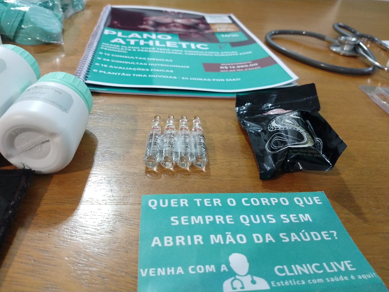 Material da clínica dos falsos profissionais. Foto: Divulgação/ Polícia Civil PR
