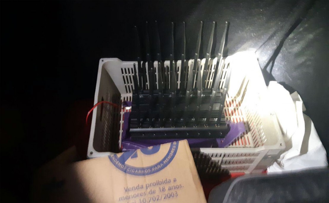 Dentro da cabine do caminhão foram localizados dois equipamentos que bloqueiam sinais de rastreadores, Foto: Divulgação/PRF.