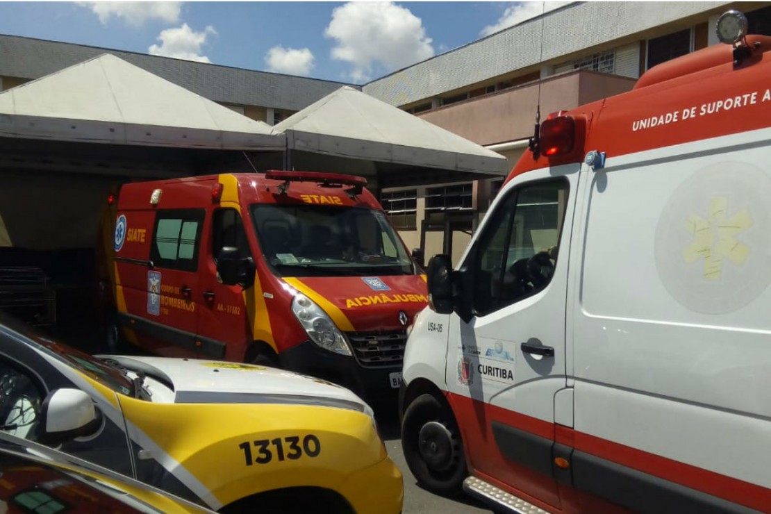 Para evitar conflitos, Siate levou o corpo do rapaz para o Hospital do Trabalhador. Foto: Átila Alberti/Tribuna do Paraná
