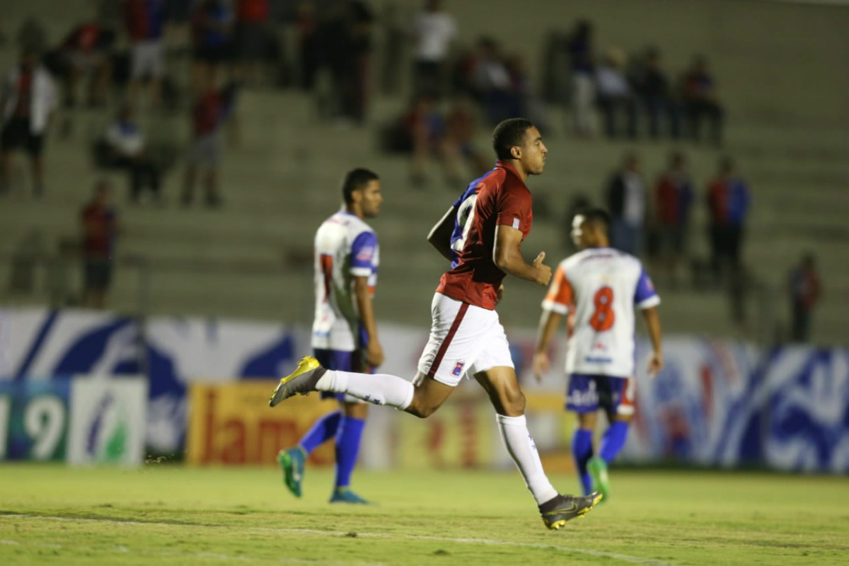 Jenison marcou dois gols na goleada do Paraná Clube. Foto: André Rodrigues