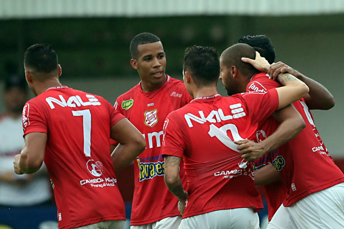 Jogadores do Rio Branco comemora gol sobre o Paraná Clube. Foto: Albari Rosa