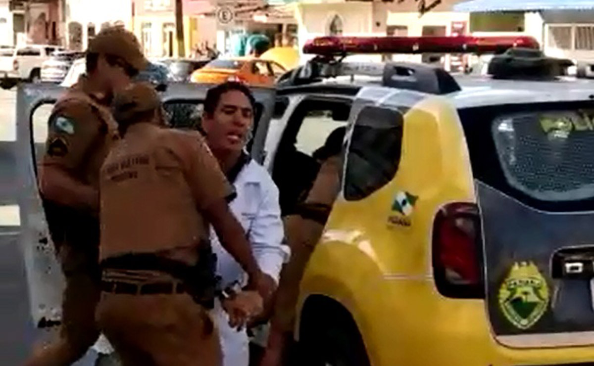 Médico foi levado para a delegacia, assinou termo circunstanciado e foi liberado. Foto: Reprodução