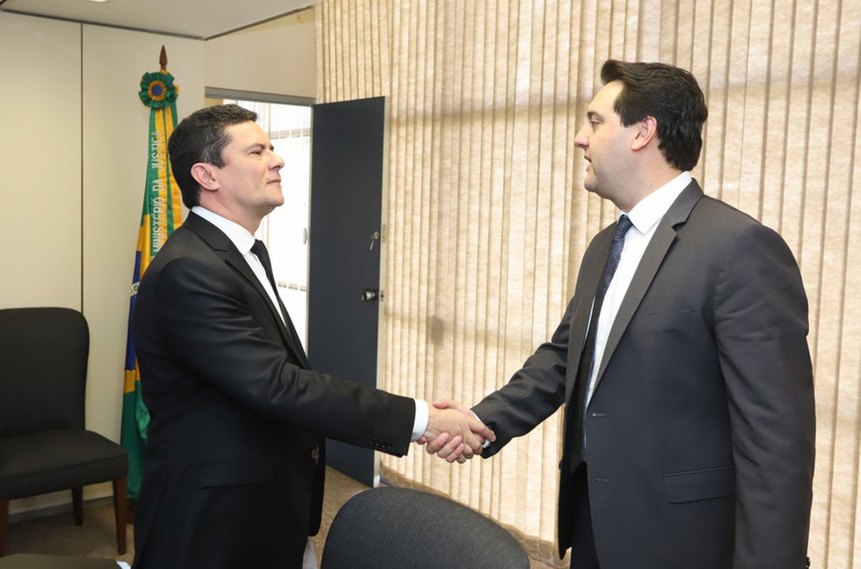 Governador Carlos Massa Ratinho Junior durante encontro com o ministro da Justiça e Segurança Pública, Sérgio Moro. Foto: Rodrigo Félix Leal/ANPr