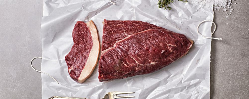 A picanha ideal começa pela compra, com uma boa capa de gordura na peça e marmoreio nas fibras internas. Foto: Letícia Akemi/Gazeta do Povo.