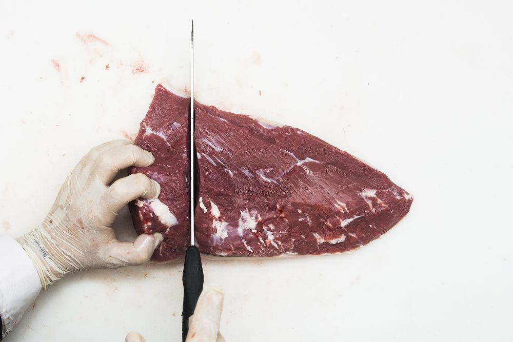 O ideal é cortar a peça de cima para baixo. Foto: Letícia Akemi/Gazeta do Povo.