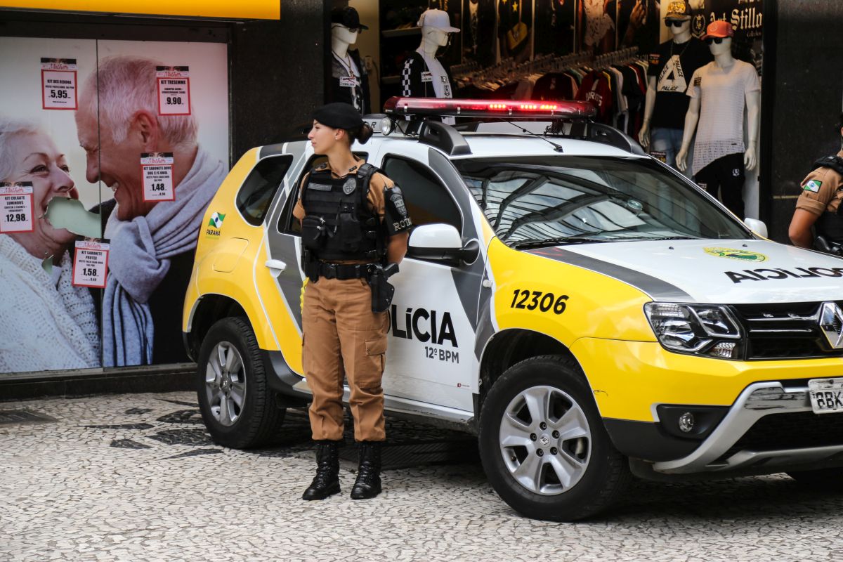 Policiais Militares em ocorrência nesta sexta-feira (8) Dia Internacional da Mulher no centro de Curitiba. Foto: Geraldo Bubniak/ANPr