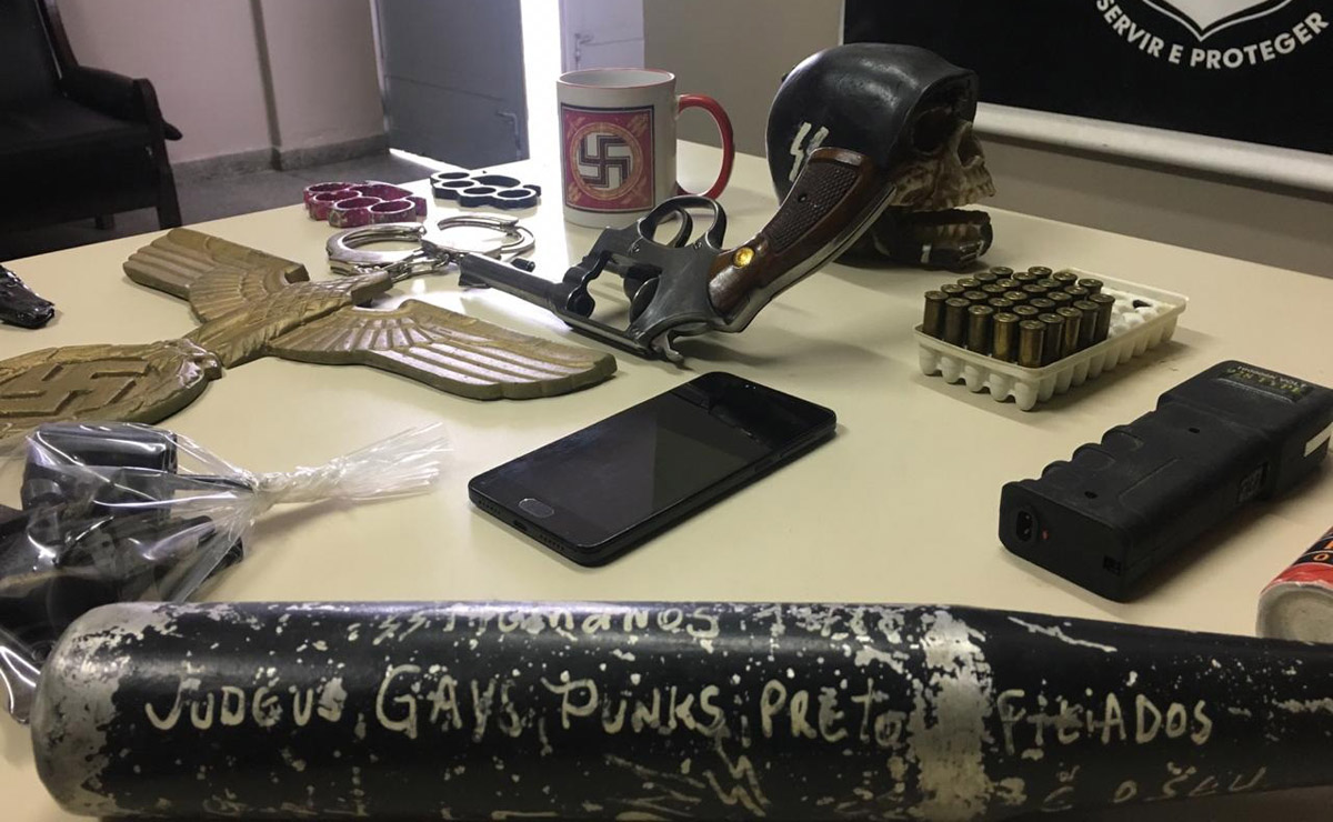 Entre os objetos apreendidos estava uma arma e um porrete. Foto: Divulgação/Polícia Civil