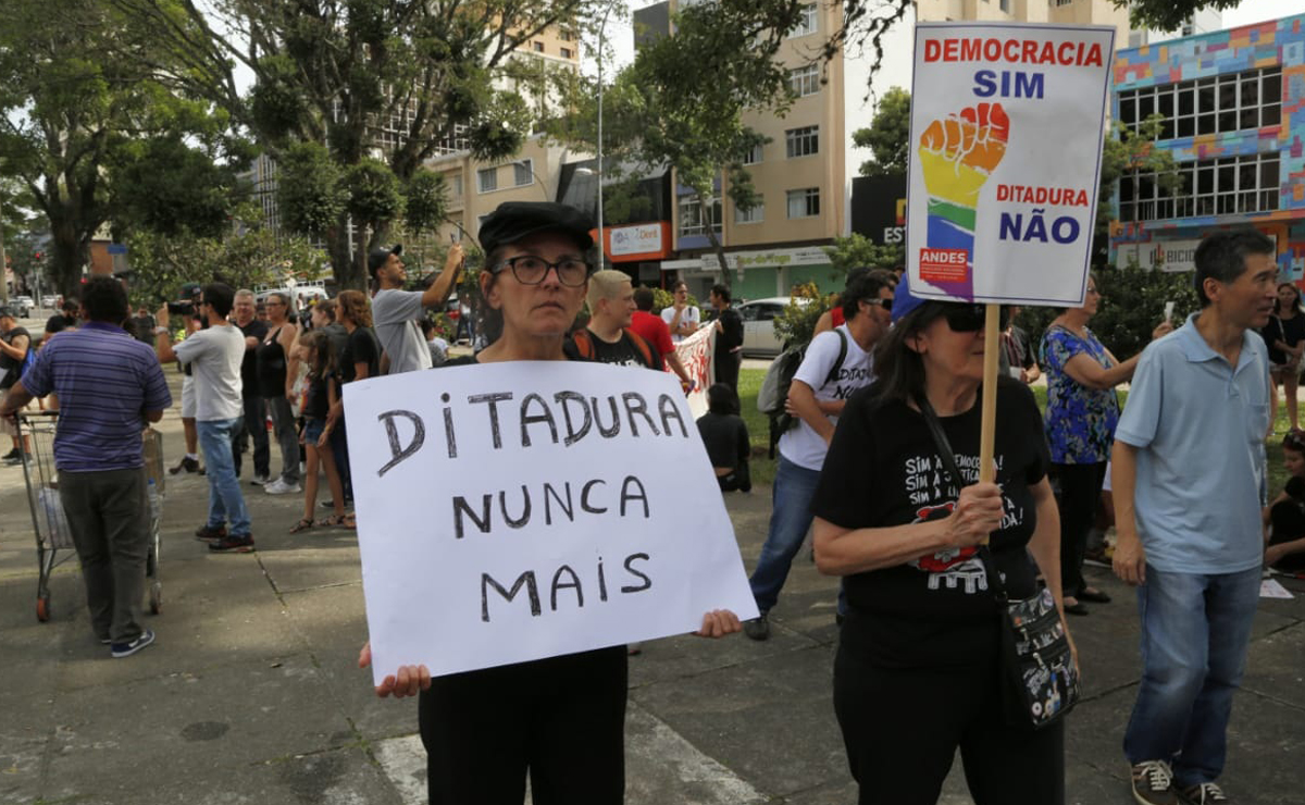 Manifestação foi batizada com o nome de "Ditadura Nunca Mais". Foto: Átila Alberti/Tribuna do Paraná