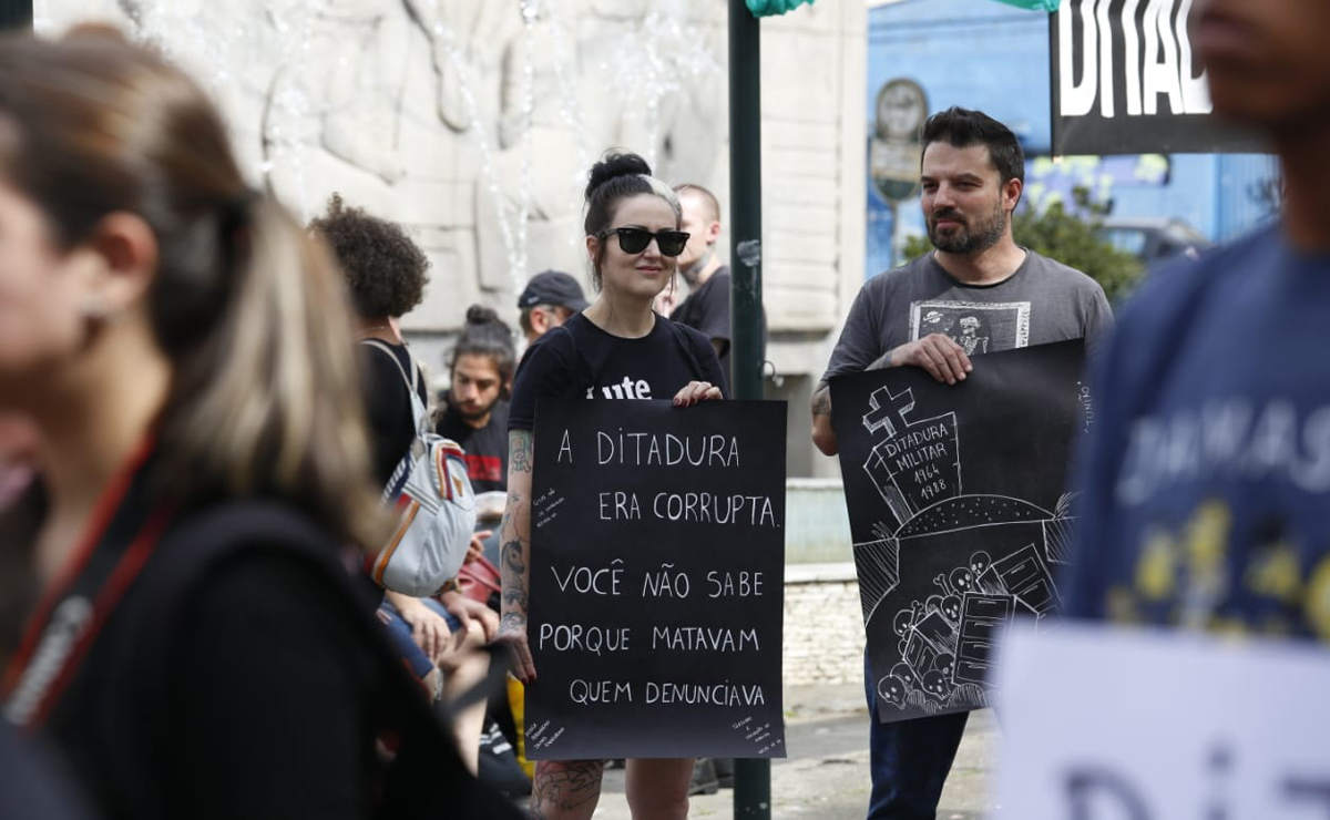 Manifestantes carregam cartazes com frases contrárias à Ditadura. Foto: Átila Alberti/Tribuna do Paraná