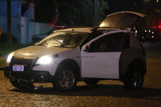 Carro roubado teve tiros no capô. Foto: Lineu Filho/Tribuna do Paraná.