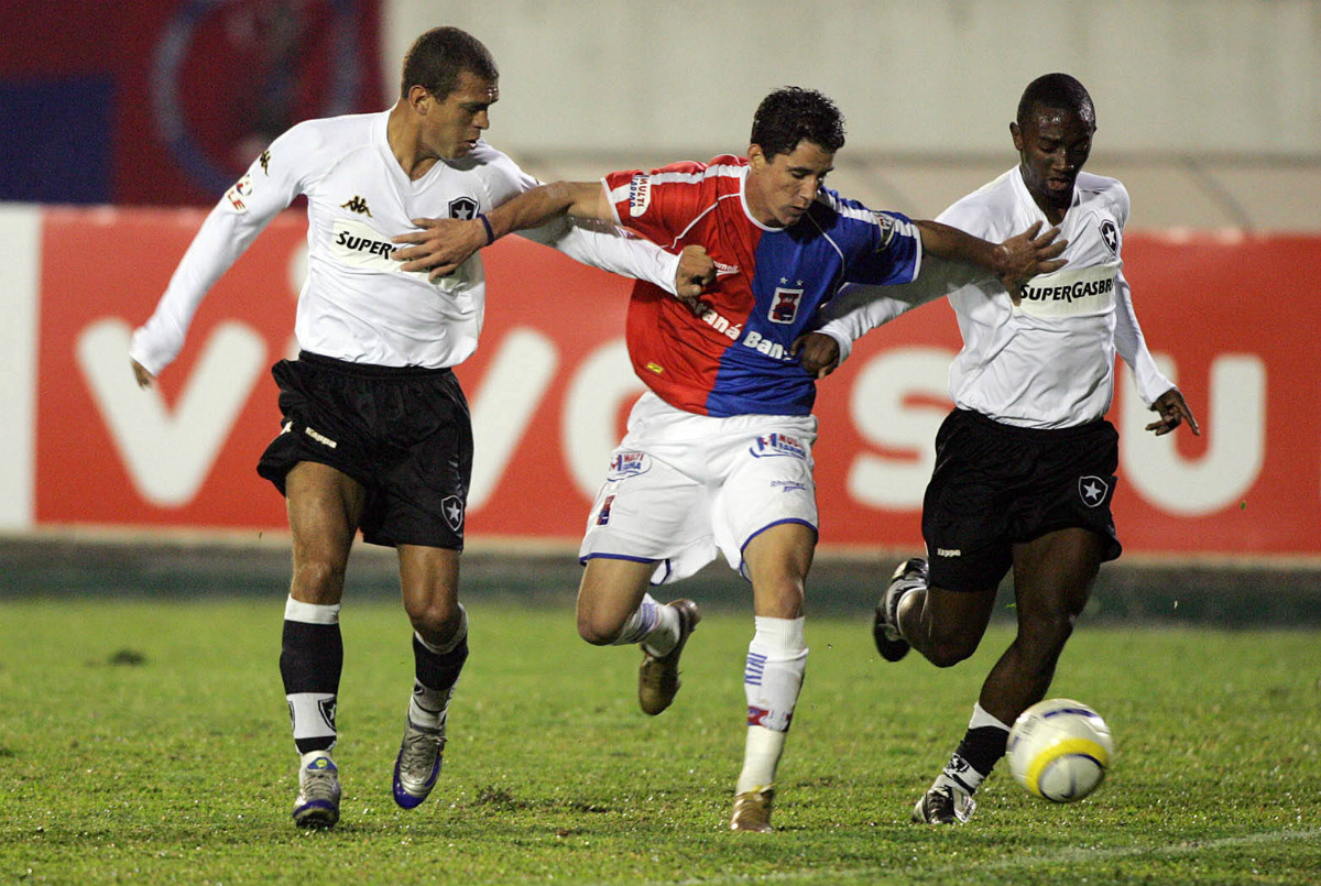 Thiago Neves em ação pelo Paraná Clube, em 2005. Foto: Arquivo