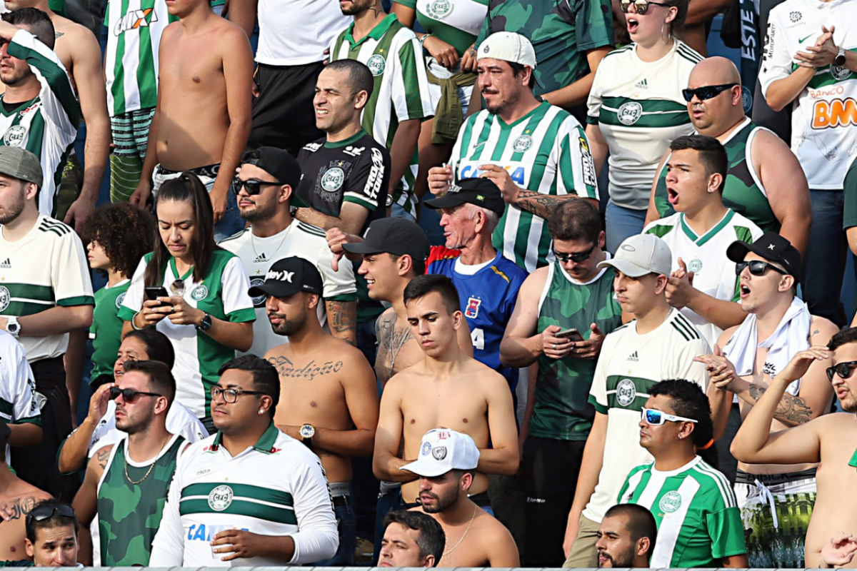Torcedor do Paraná acompanhou o jogo no meio dos rivais, que não o incomodaram. Exemplo a ser seguido para todos os jogos. Foto: Albari Rosa