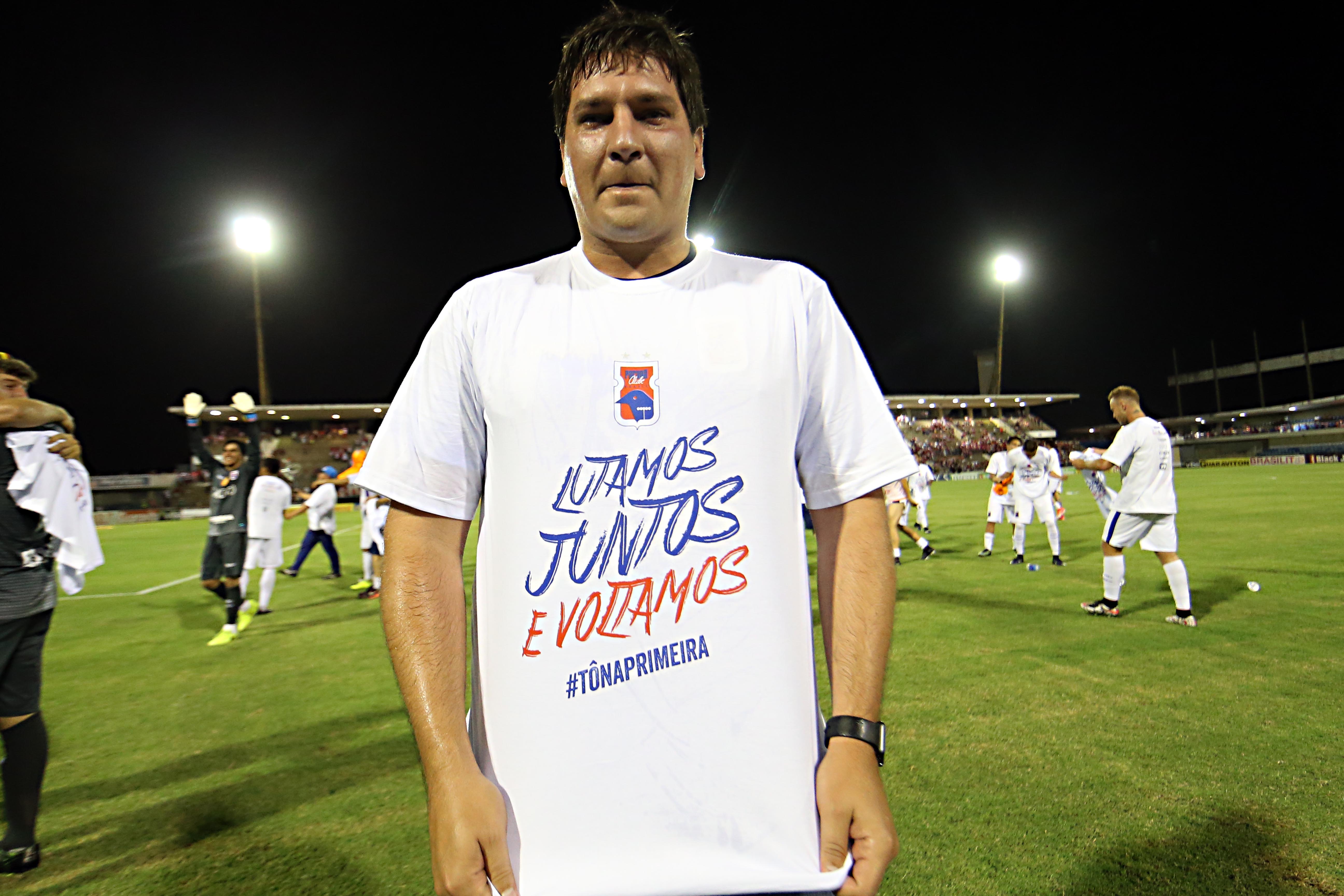 Matheus Costa na comemoração do acesso em 2017. Foto: Albari Rosa.