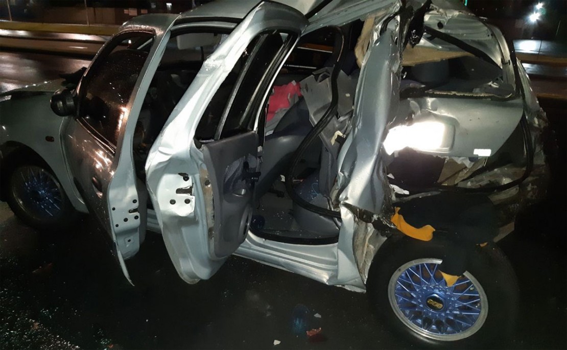 Carro envolvido no acidente ficou com a traseira completamente destruída após colisão com o caminhão. Foto: Reprodução/PRF.