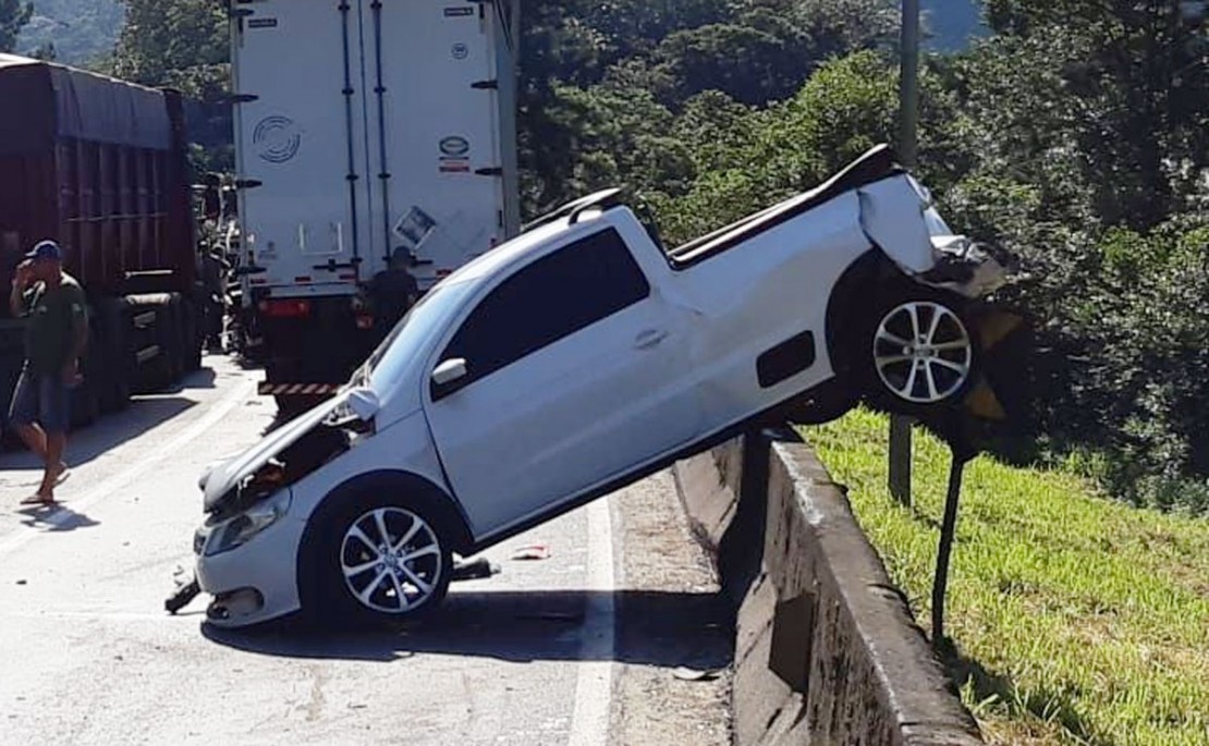 Acidente bloqueou por completo trecho da BR-376. Fotos: Divulgação/Polícia Rodoviária Federal.