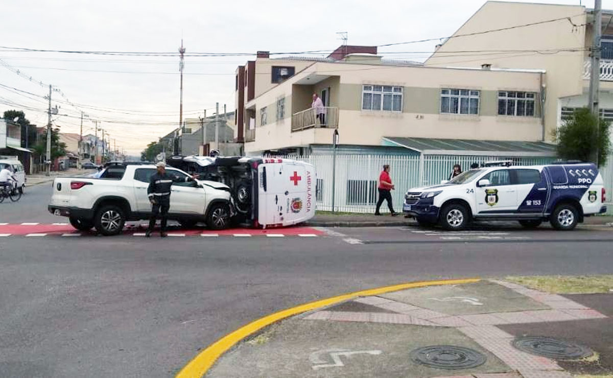 Com o impacto, a van que transportava o motorista e uma técnica de enfermagem, tombou na calçada. Foto: Divulgação/Guarda Municipal de Curitiba.