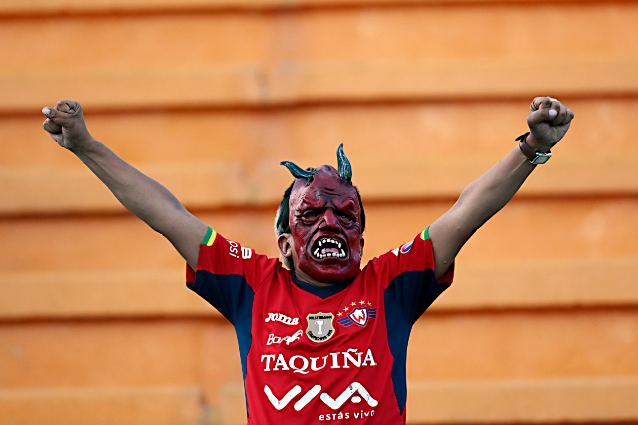 Torcedor do Jorge Wilstermann fazendo a festa. Foto: Albari Rosa.