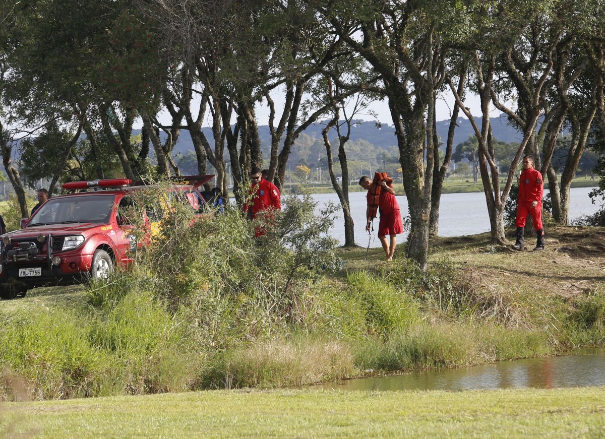 Homem entra no lago do Parque Náutico e desaparece. Bombeiros fazem buscas pelo corpo. Foto: Átila Alberti/Tribuna do Paraná