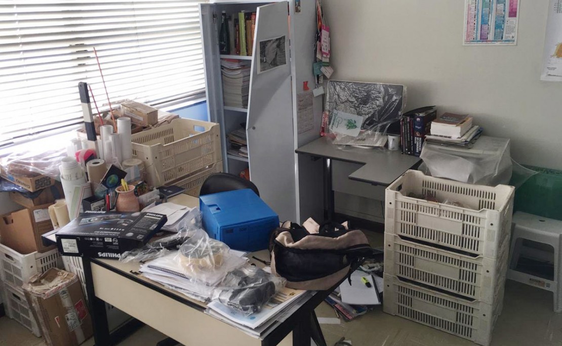 Além da bagunça deixada pelos vândalos, arrombadores também levaram dois notebooks da universidade. Foto: Colaboração