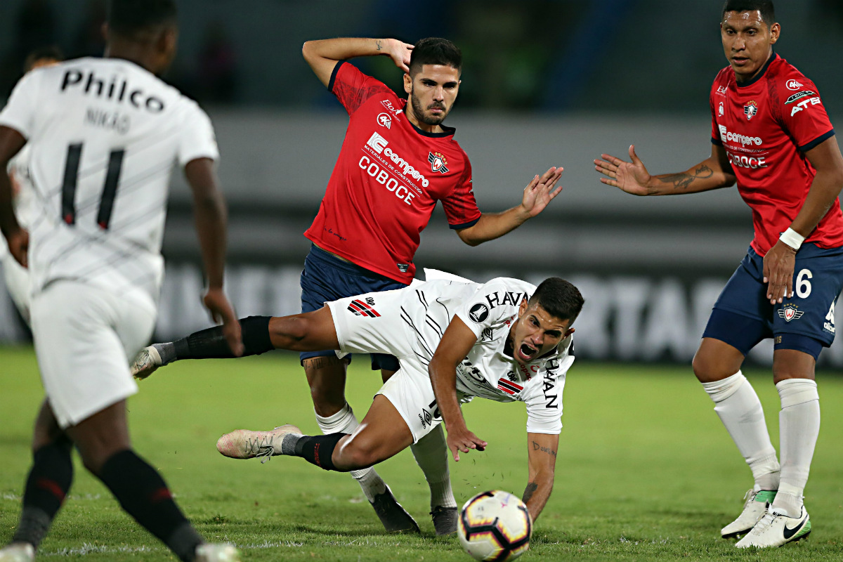 Athletico perdeu para o Jorge Wilstermann na semana passada. Furacão ainda não pontuou longe da Arena. Foto: Albari Rosa