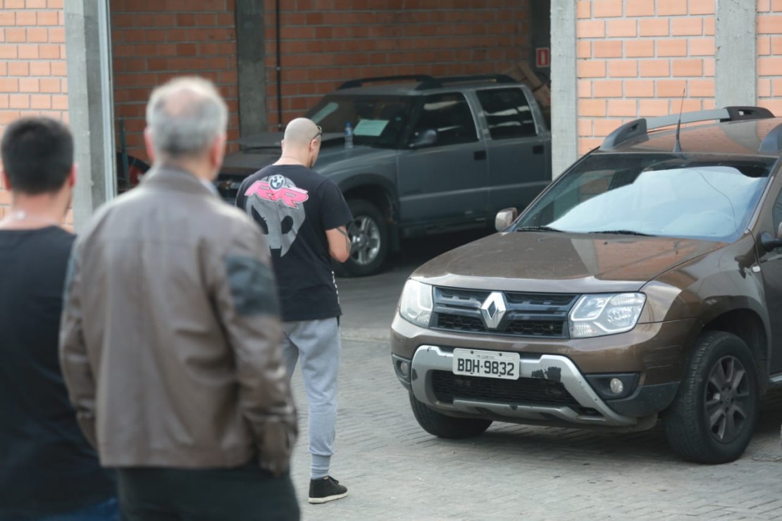 Viatura descaracterizada da Polícia Civil foi encontrada no desmanche. Foto: Felipe Rosa/Tribuna do Paraná