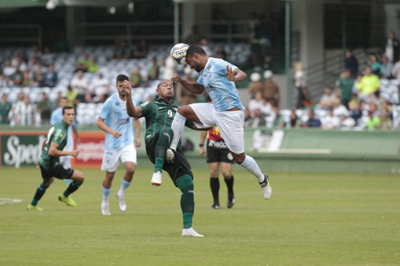 Jogo foi equilibrado no Couto. Foto: André Rodrigues.