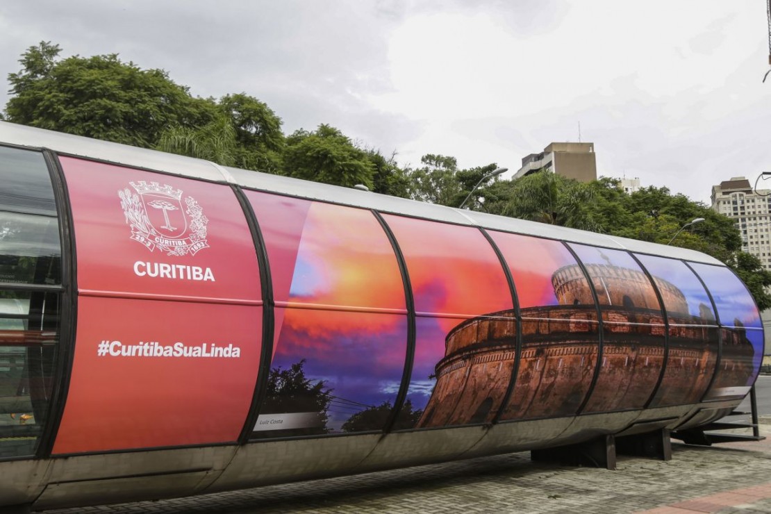 Exposição Curitiba, Sua Linda, promovida pela Urbs, Instituto Municipal de Turismo, e Secretaria Municipal da Comunicação Social, leva os pontos turísticos da cidade para as estações-tubo. Foto: Pedro Ribas/SMCS
