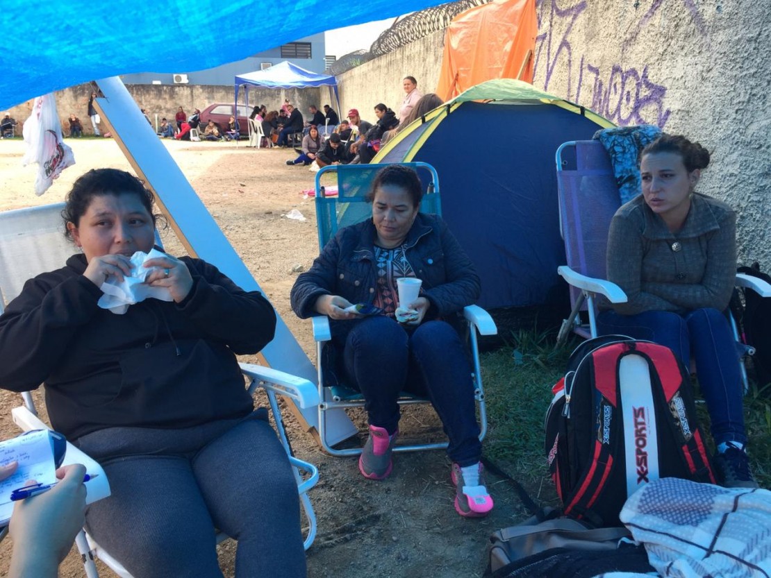 Evelyn, Fátima e Luciana se juntaram e passaram a noite numa barraca montada entre elas. Foto: Felipe Rosa/Tribuna do Paraná.
