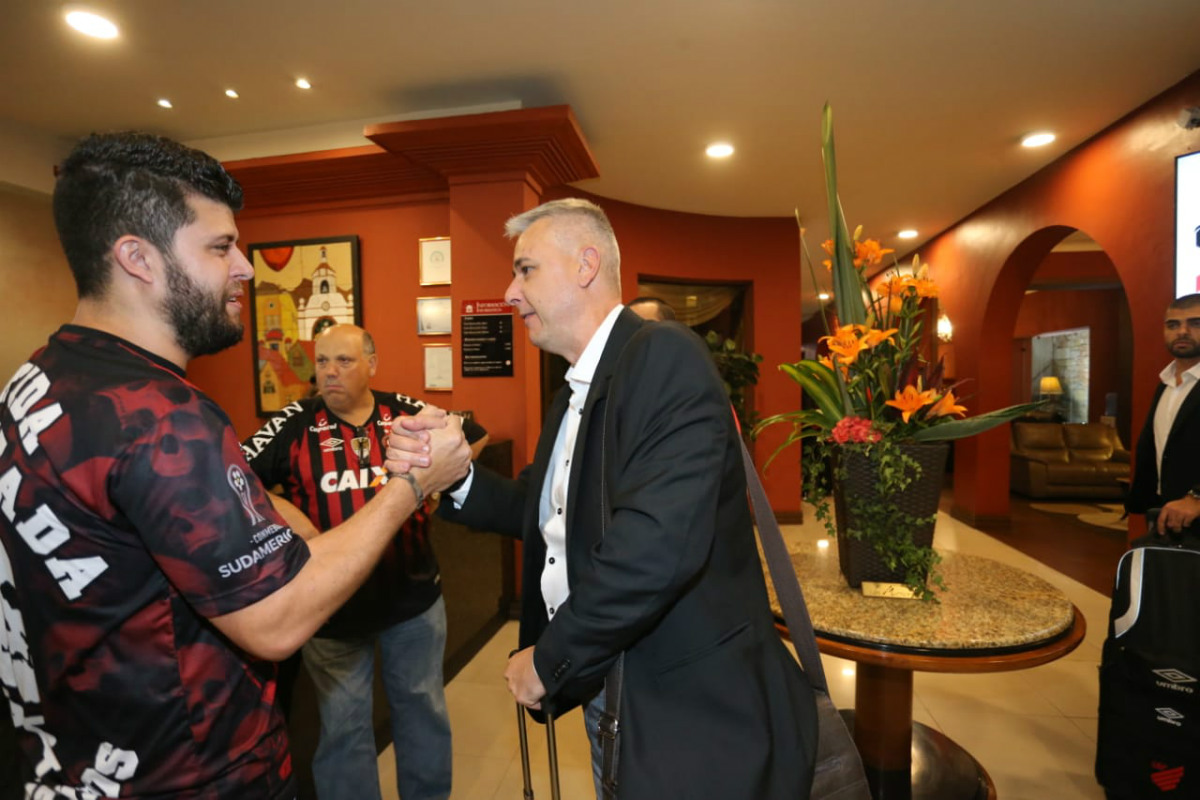 Fernando Azevedo cumprimenta o técnico Tiago Nunes na chegada ao hotel na Bolívia. Foto: Albari Rosa