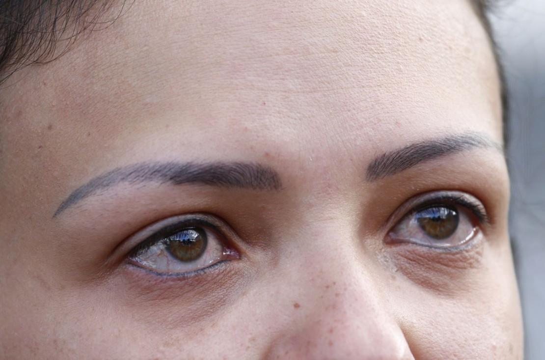 Mãe de aluno da escola particular no bairro Água Verde se emocionou ao falar da situação e do cancelamento da matrícula da filha. Foto: Átila Alberti/Tribuna do Paraná