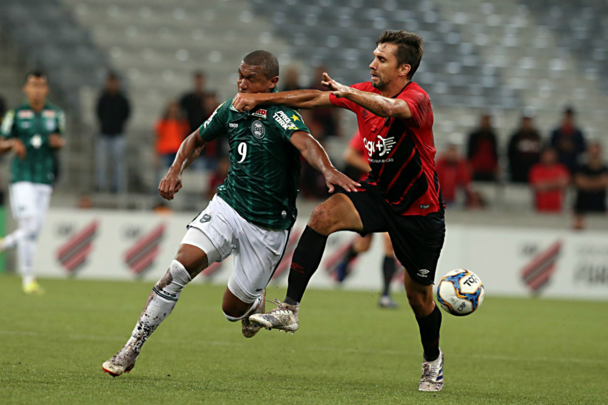 Paulo André e Rodrigão brigam pela bola. Foto: Albari Rosa