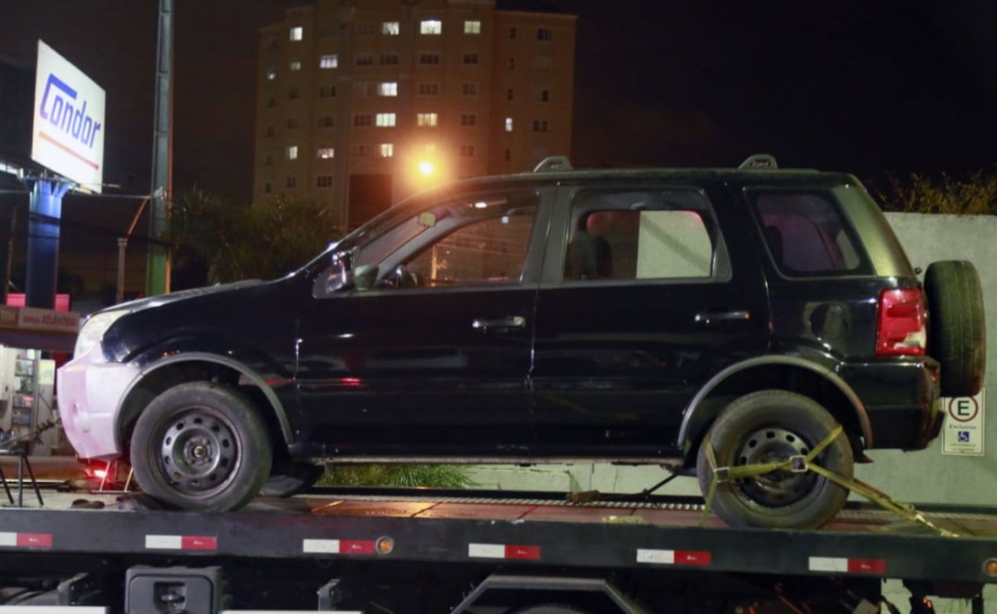 Carro preto estava sem placas e com alerta re roubo. Foto: Lineu Filho/Tribuna do Paraná.