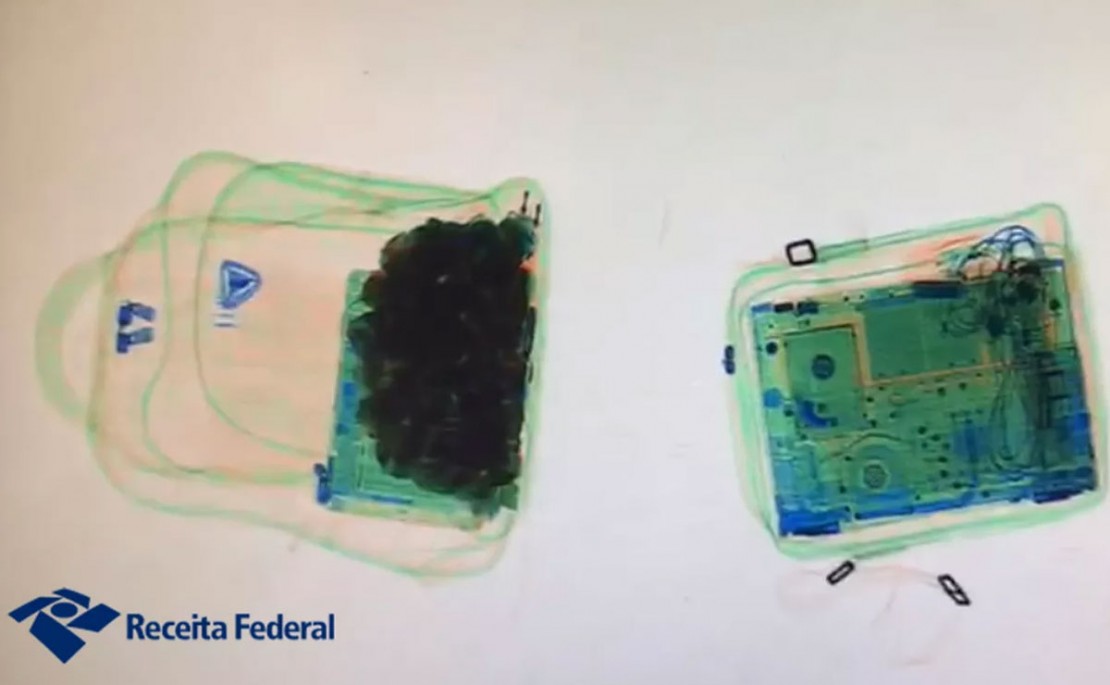 A imagem mostra uma grande quantidade de rubis na bagagem da esquerda. Foto: Divulgação/Receita Federal. 