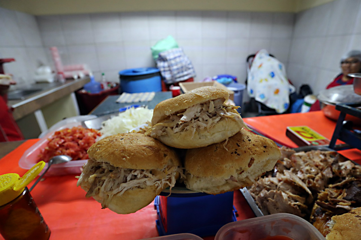 Sanduíche é o prato preferido dos bolivianos nos estádios. Foto: Albari Rosa