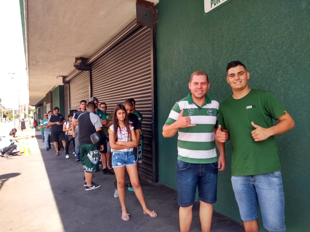 João Alexandre e Leandro já garantiram ingresso pro jogo com a Macaca. Foto: Juliana Fontes