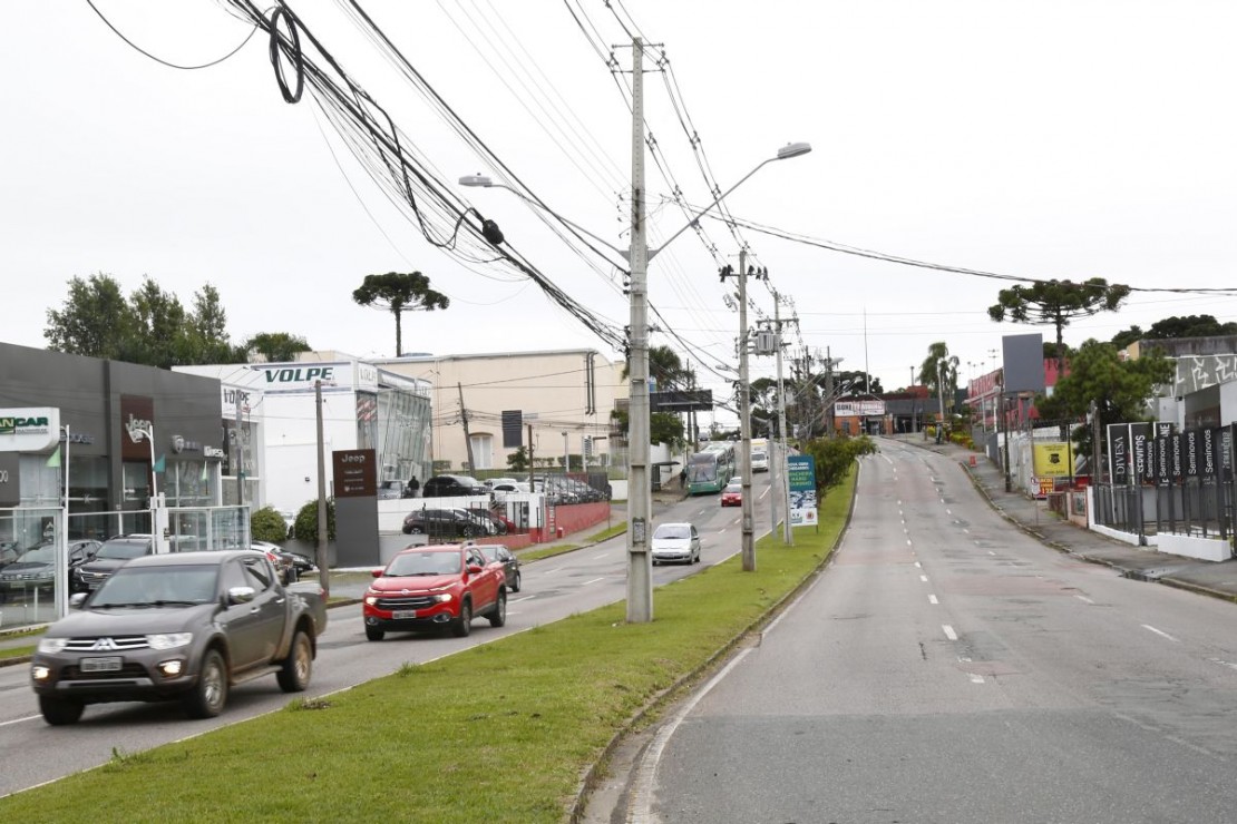 Tapumes foram retirados da Mario Tourinho para permitir um maior fluxo de veículos. Foto: Aniele Nascimento/Gazeta do Povo