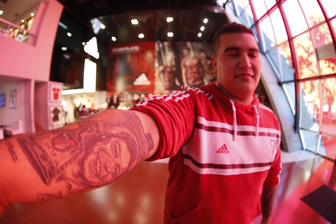 Torcedor do River Plate com o técnico Gallardo tatuado em seu braço. Foto: Jonathan Campos.