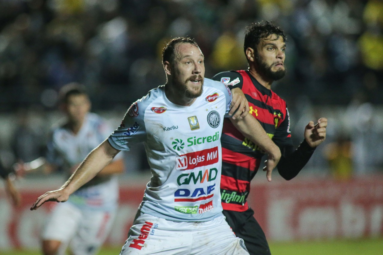 Duelo foi de muita marcação e força. Foto: José Tramontin/Operário.