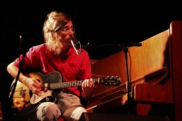 Tim Bernardes conseguiu deixar o palco enorme mais intimista. Foto: Lucas Sarzi/Tribuna do Paraná.