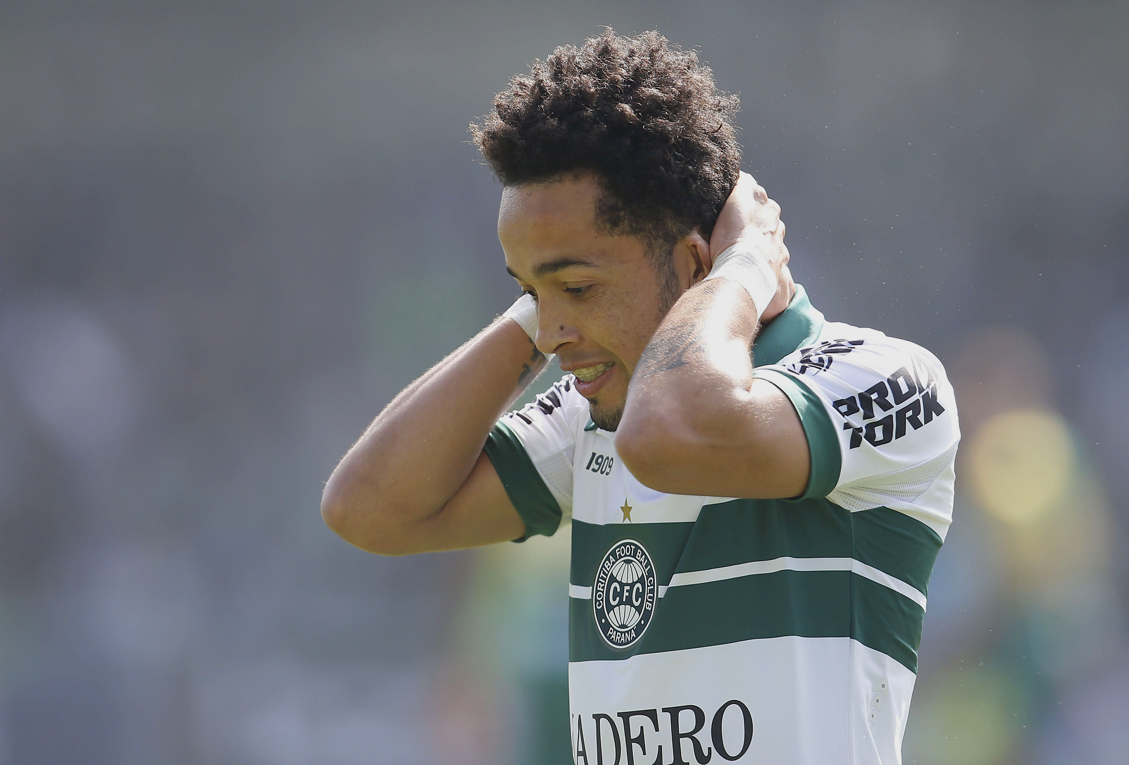 Rafinha chegou a balançar as redes, mas teve gol anulado. Foto: Hedeson Alves.