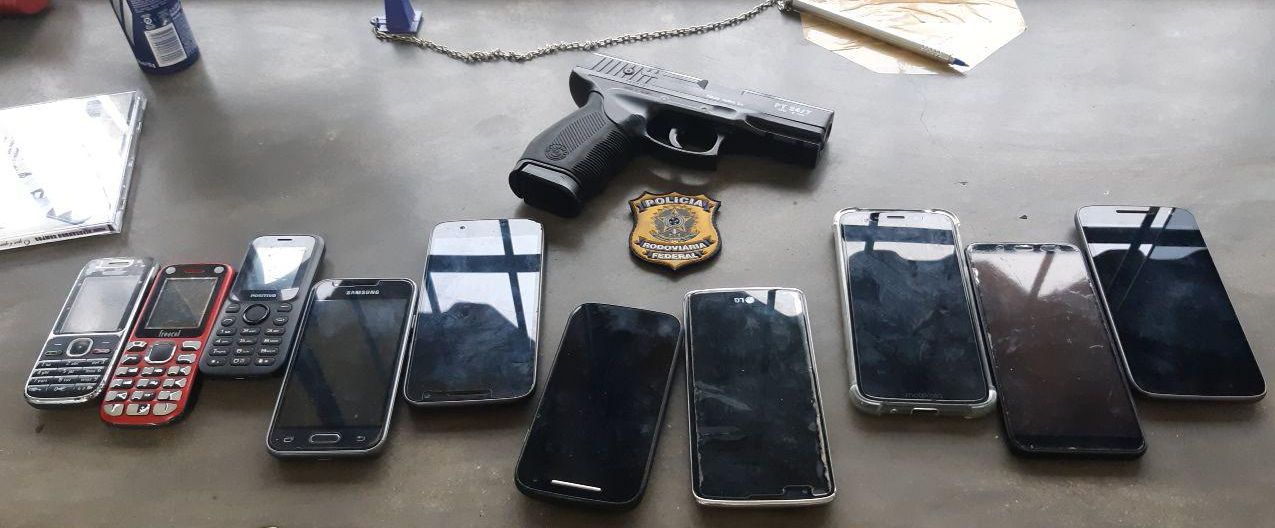 Ao todo, foram recuperados dez celulares roubados de caminhoneiros. Foto: Divulgação/PRF