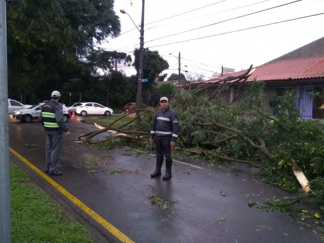 Temporal com chuva de granizo em Curitiba bloqueia ruas