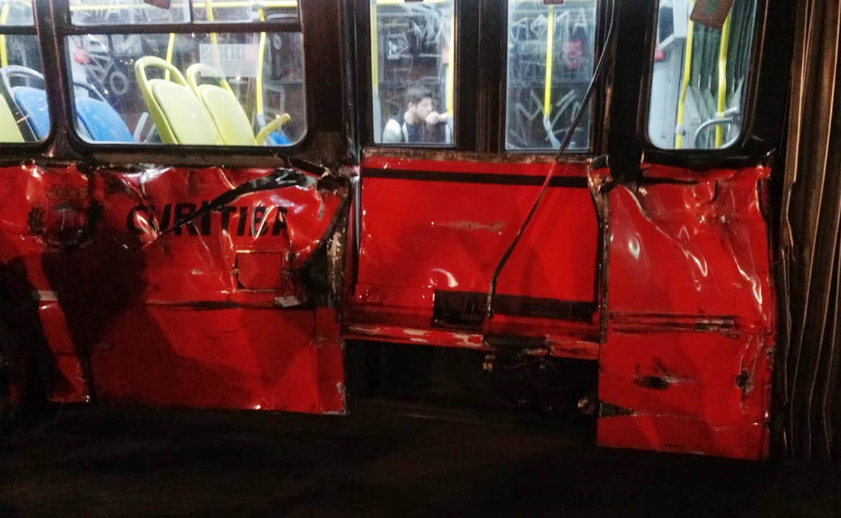 Acidente aconteceu no bairro Jardim Botânico, na noite de domingo (26). Foto: Colaboração