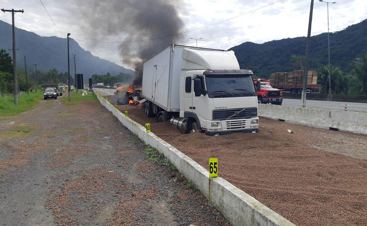 Motorista do caminhão da frente conseguiu levar os veículos para a área de escape da rodovia. Foto: Divulgação/PRF