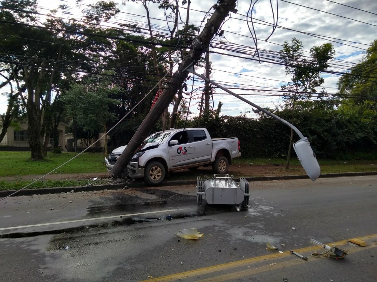 Motorista dormiu e derrubou dois postes em acidente na manhã dessa segunda. Foto: Gerson Klaina/Tribuna do Paraná