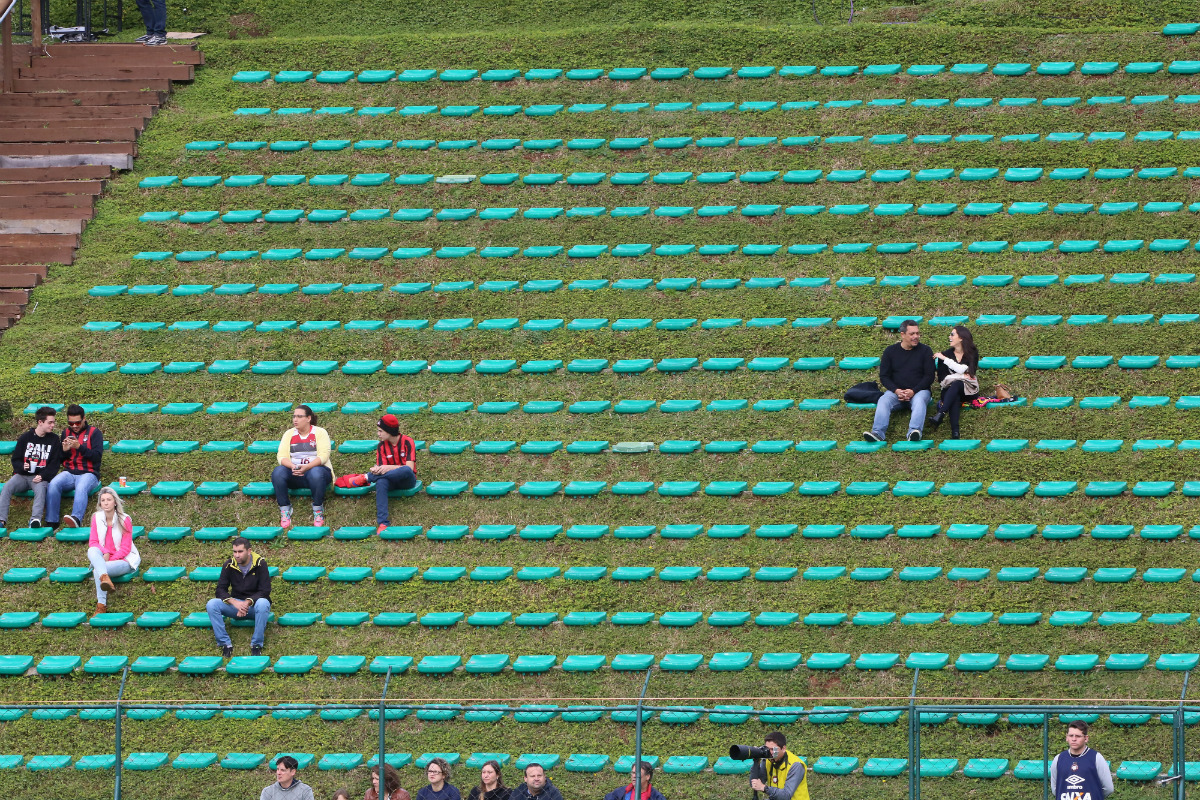 Arquibancada do Janguito Malucelli ficava direto no morro, sem o cimento. Foto: Pedro Serápio