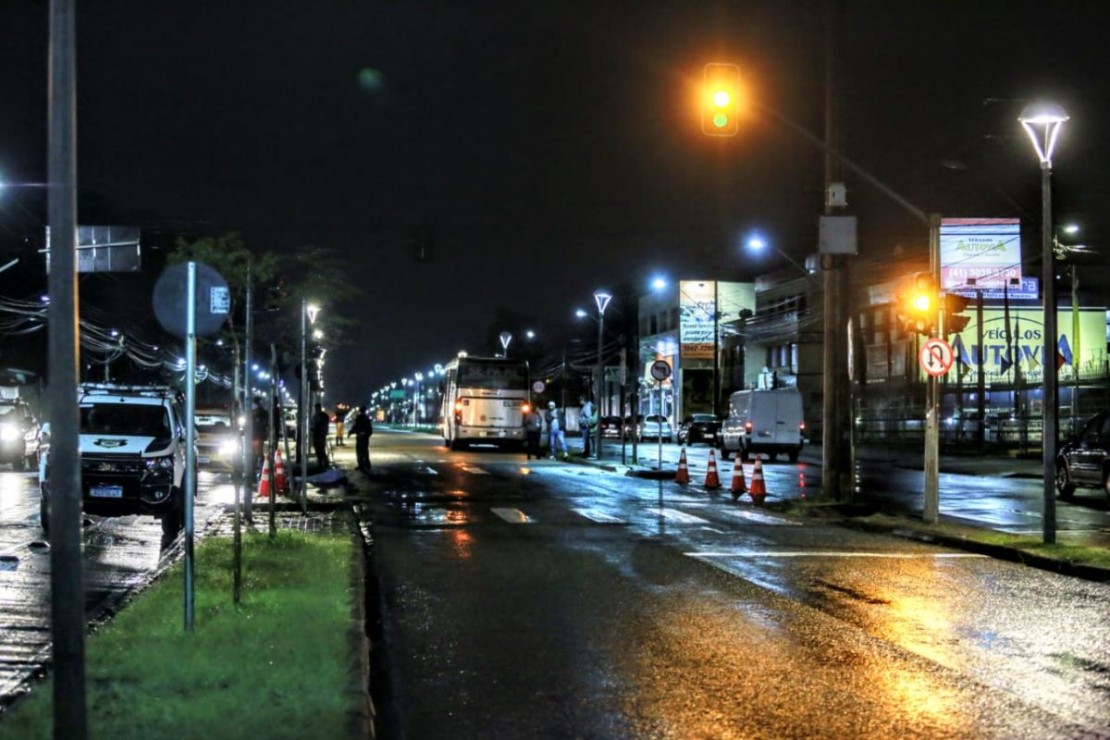 Moradora de rua foi atropelada por ligeirinho no Boqueirão. Foto: Lineu Filho/Tribuna do Paraná