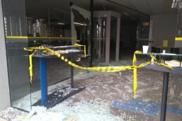 Bandidos praticamente destruíram a agência do Banco do Brasil, na Lapa, na tentativa de roubar o cofre da agência. Foto: Gerson Klaina/Tribuna do Paraná