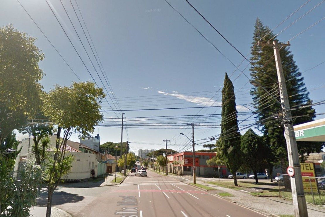 Esquina das ruas Brasílio Itiberê e Imaculada Conceição, onde o PM flagrou a dupla tentando fazer um assalto. Foto: Reprodução/Google